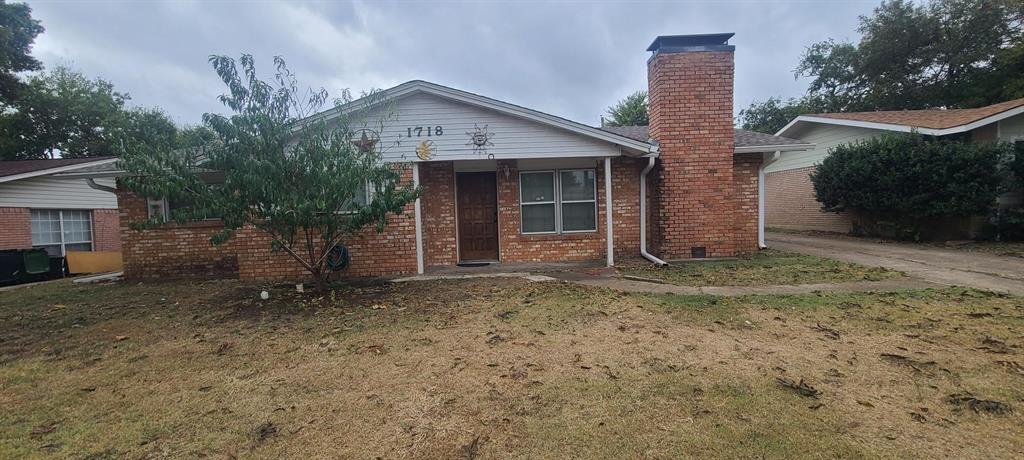 a view of a house with a yard