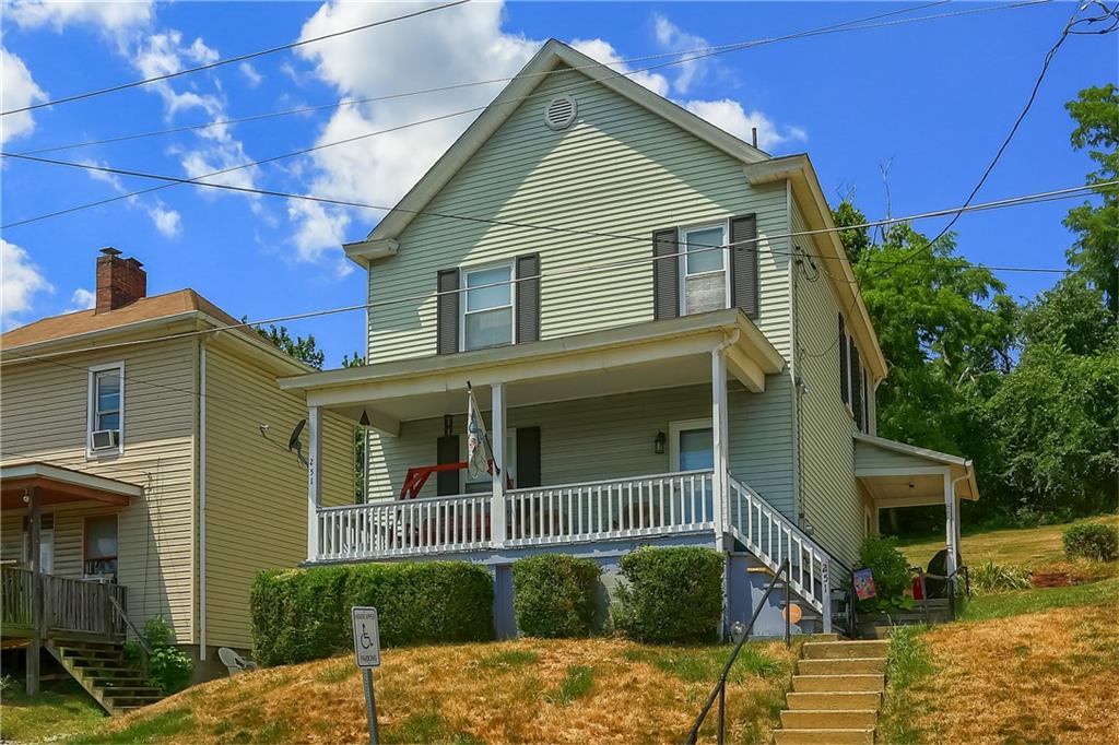 a view of a house with a yard