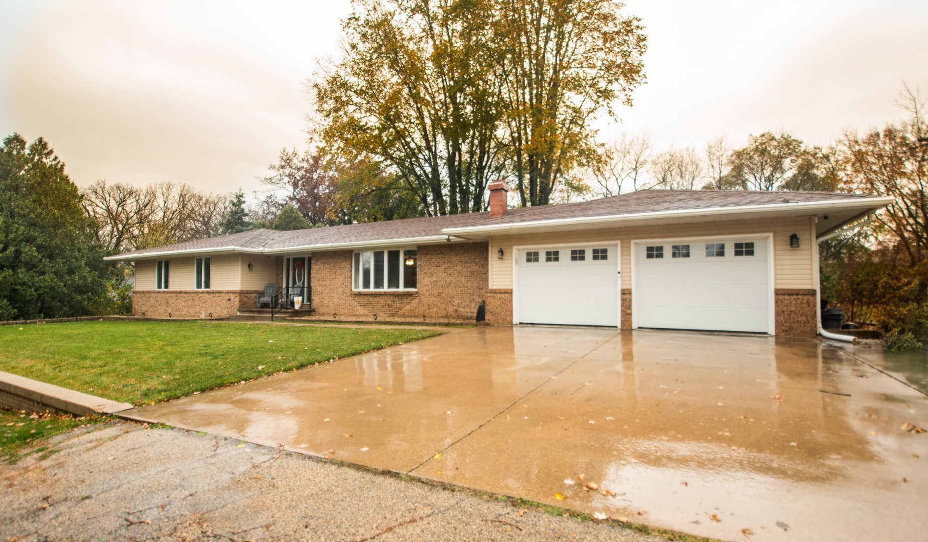 a view of a house with a yard