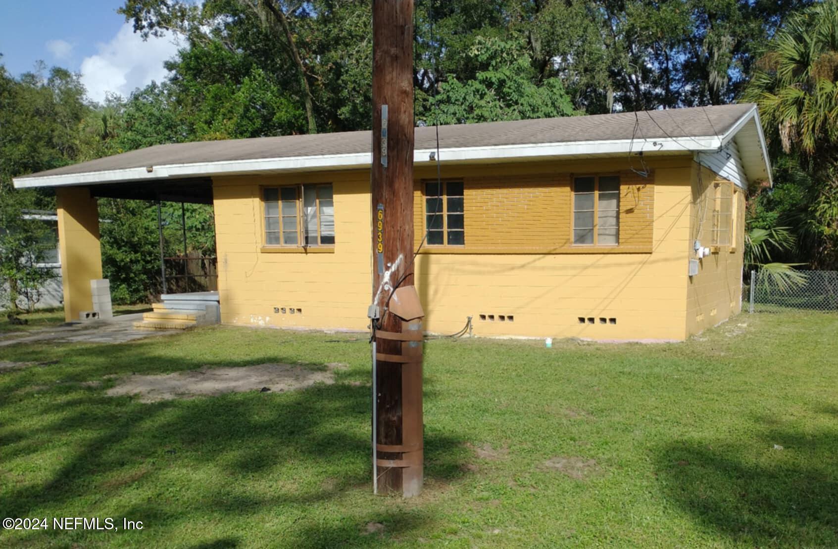 a view of a house with a backyard