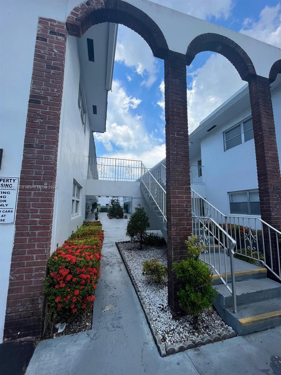 a view of entryway with a garden