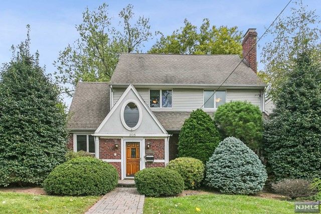 $1,480,000 | 205 Vandelinda Avenue | Teaneck