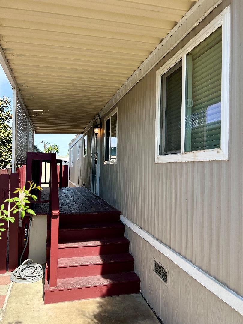 a view of entryway front of house