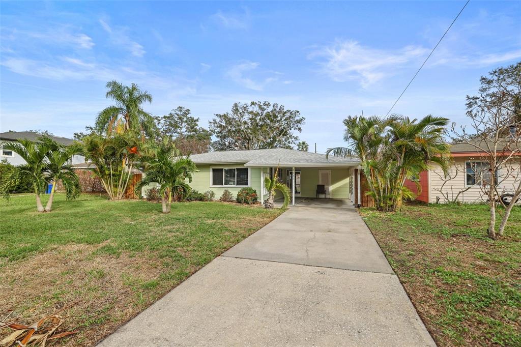 a view of a yard in front of house