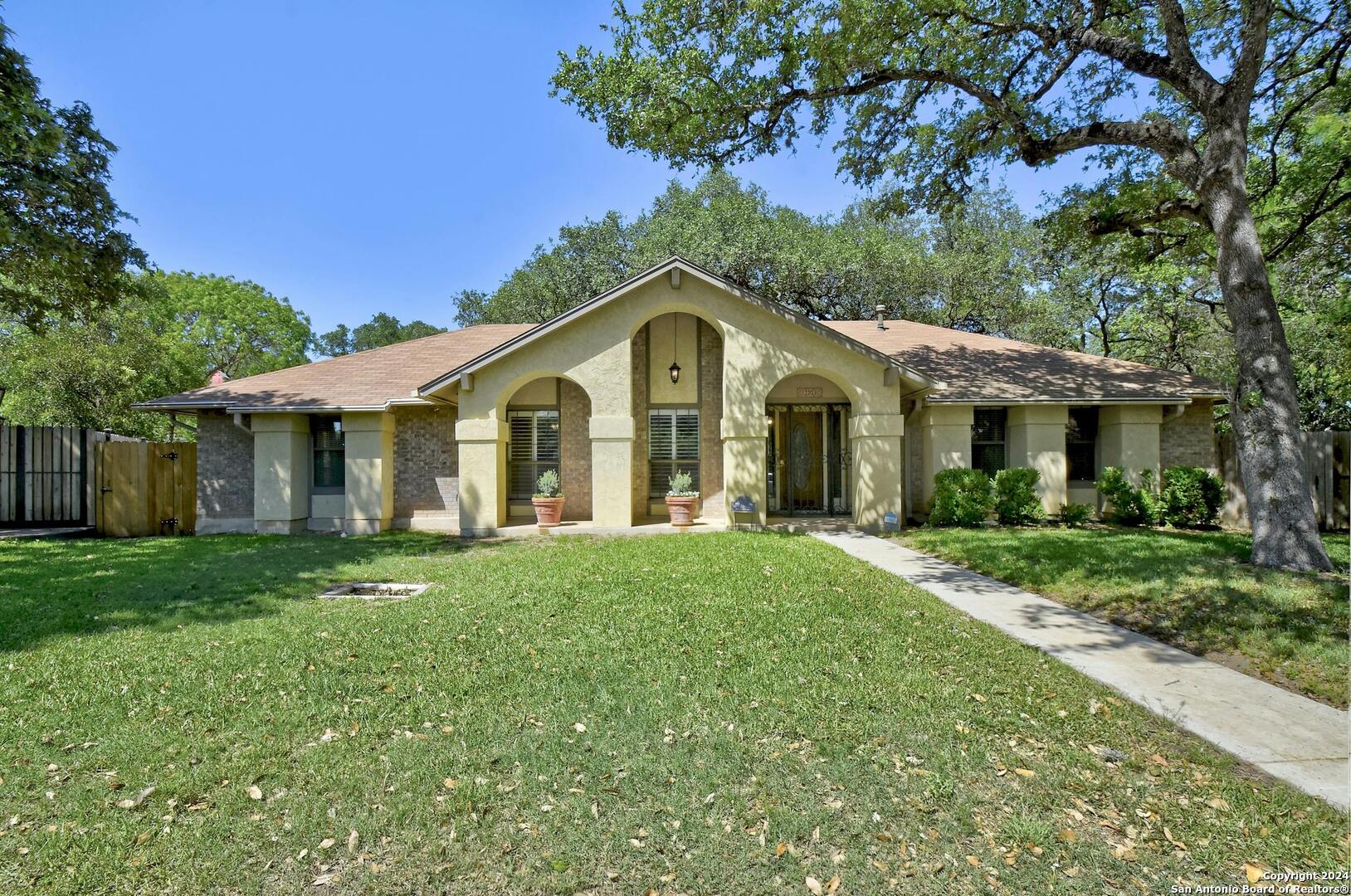 a view of a yard in front of house