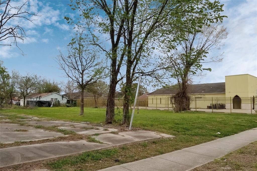 GREAT OPPORTUNITY for a commercial/residential development on a 11,232 sq ft (72 x 156) lot in the up-and- coming Jensen Road in a centrally located neighborhood with short commutes to Downtown, IAH & easy access to US-59.