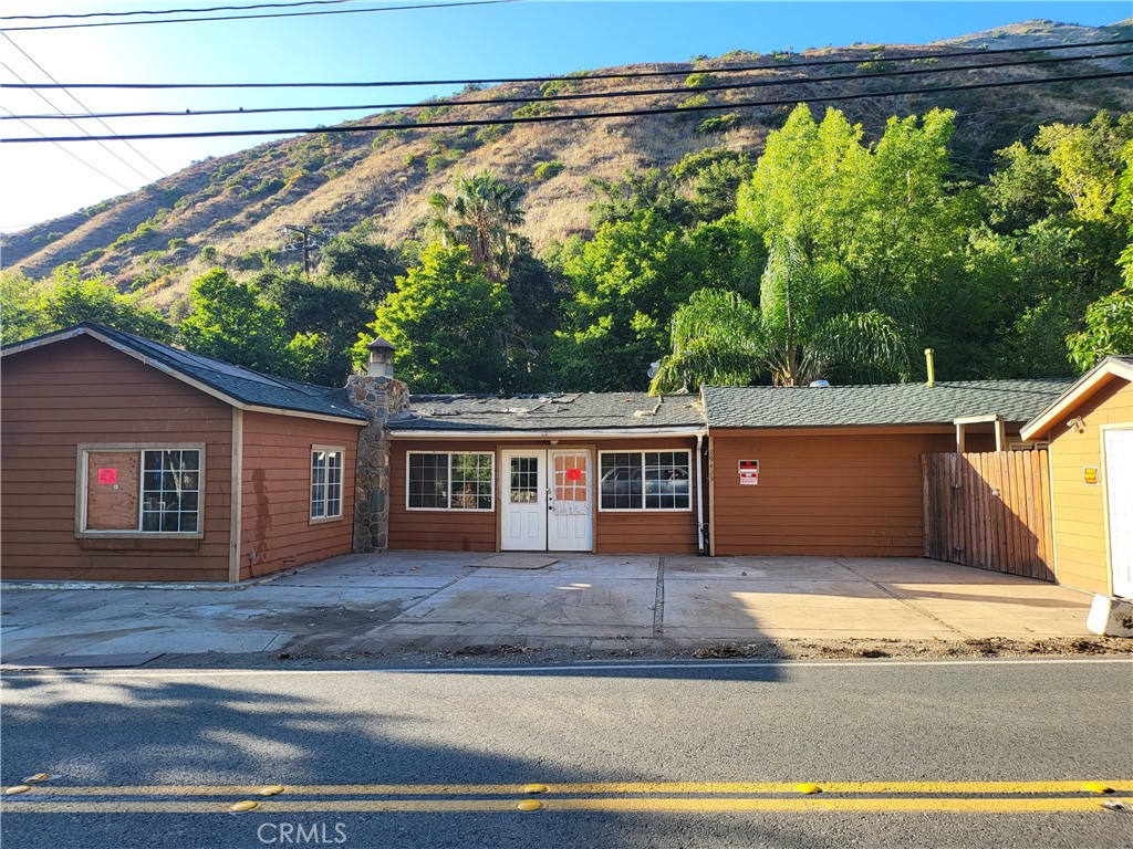 a view of a house with a backyard