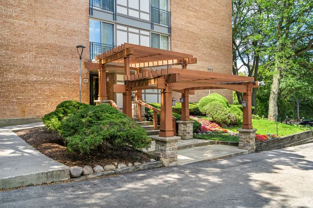 $249,900 | 5810 Oakwood Drive, Unit 5L | Lisle Township - DuPage County