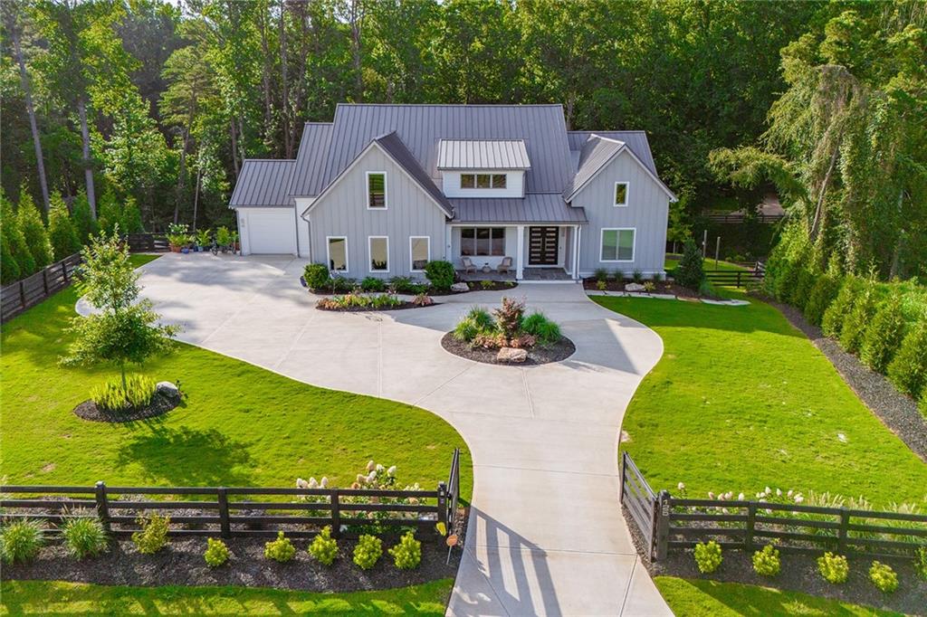 a view of a house with backyard