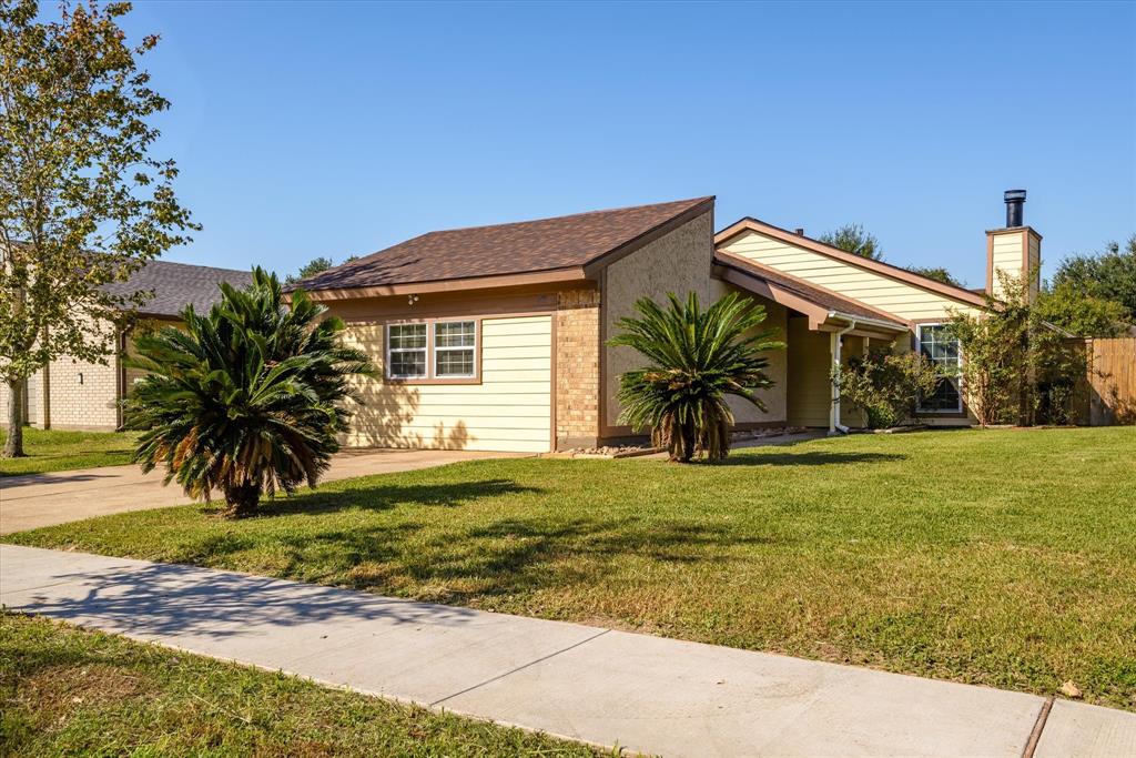 a view of a house with a yard