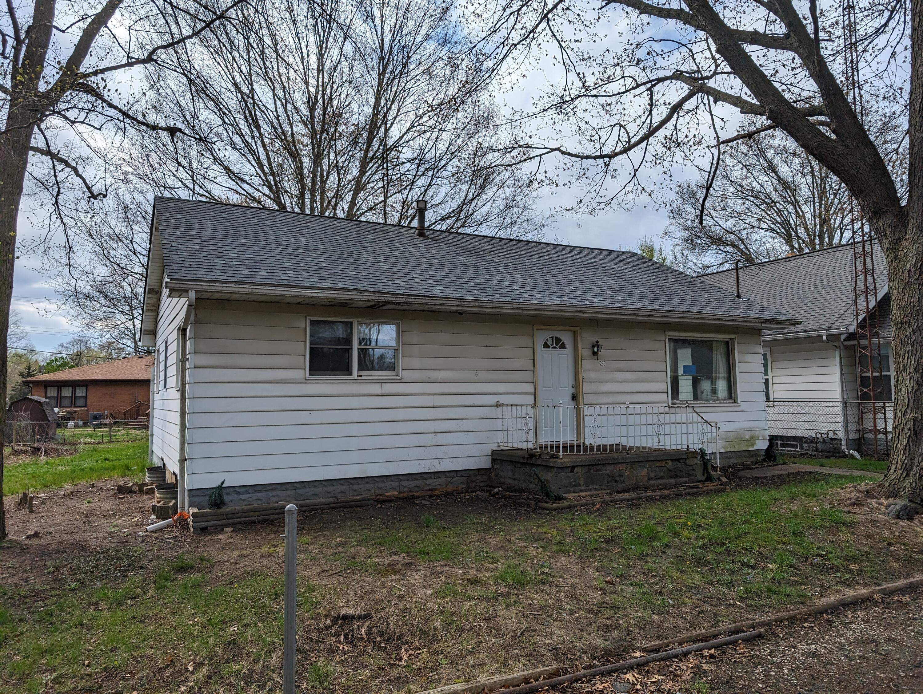 a view of a house with a yard