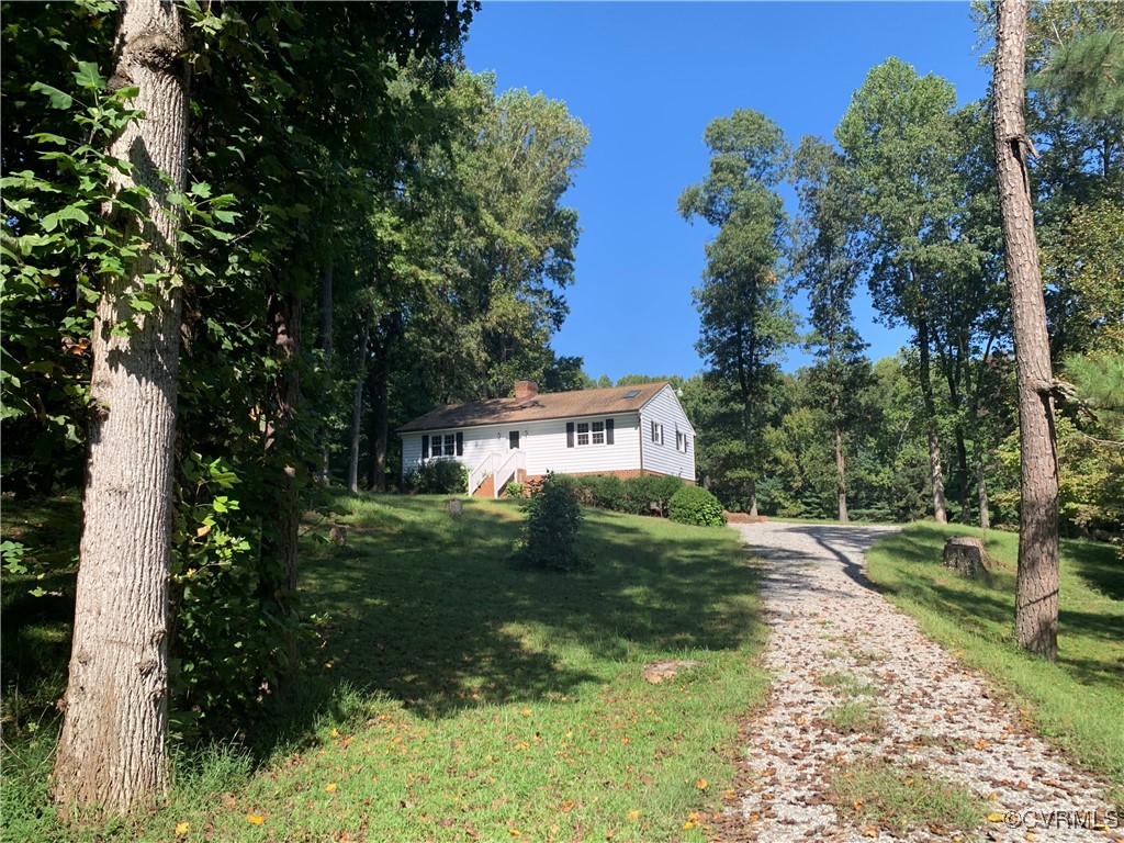 a view of a house with a yard