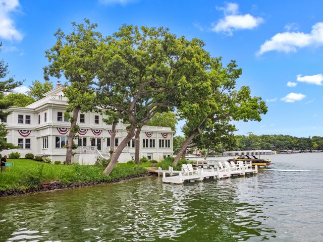 $4,499,700 | W5357 Lauderdale Drive | Lauderdale Lakefront