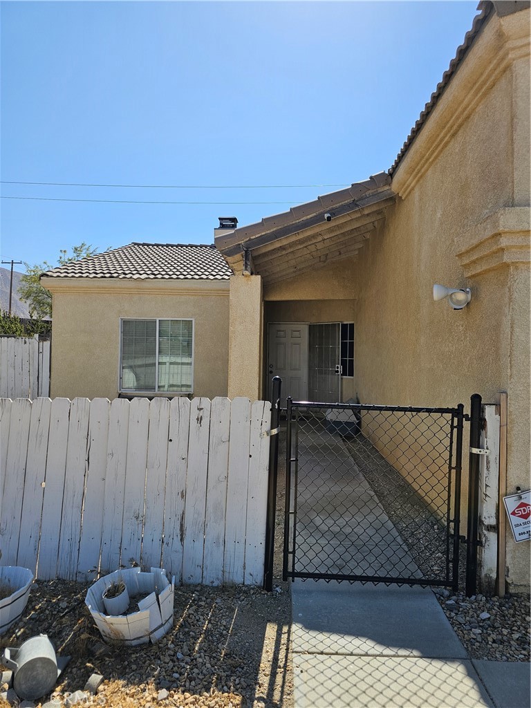 a view of a back yard of the house