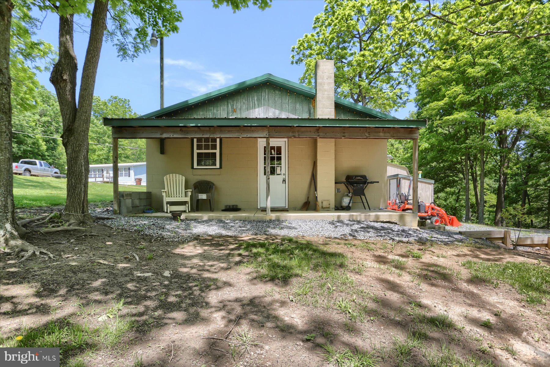 a view of a house with backyard