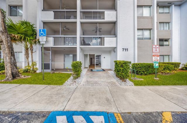 $2,000 | 711 North Pine Island Road, Unit 212 | Jacaranda