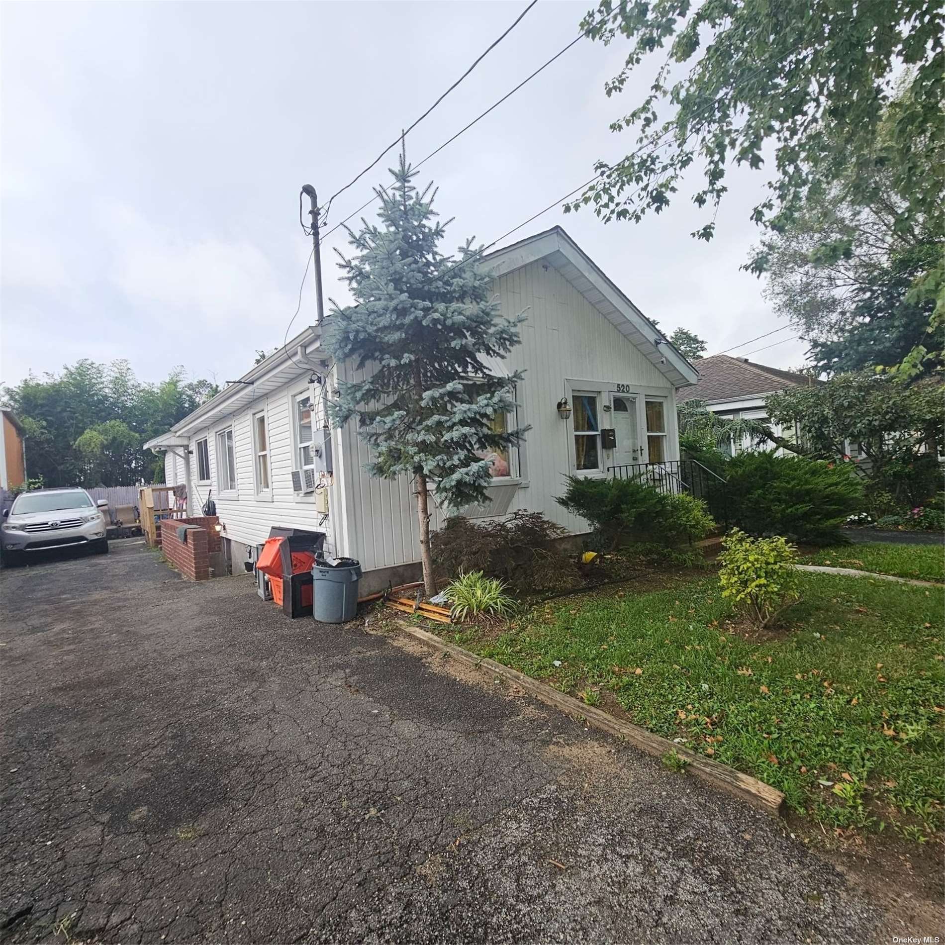 a view of a house with backyard