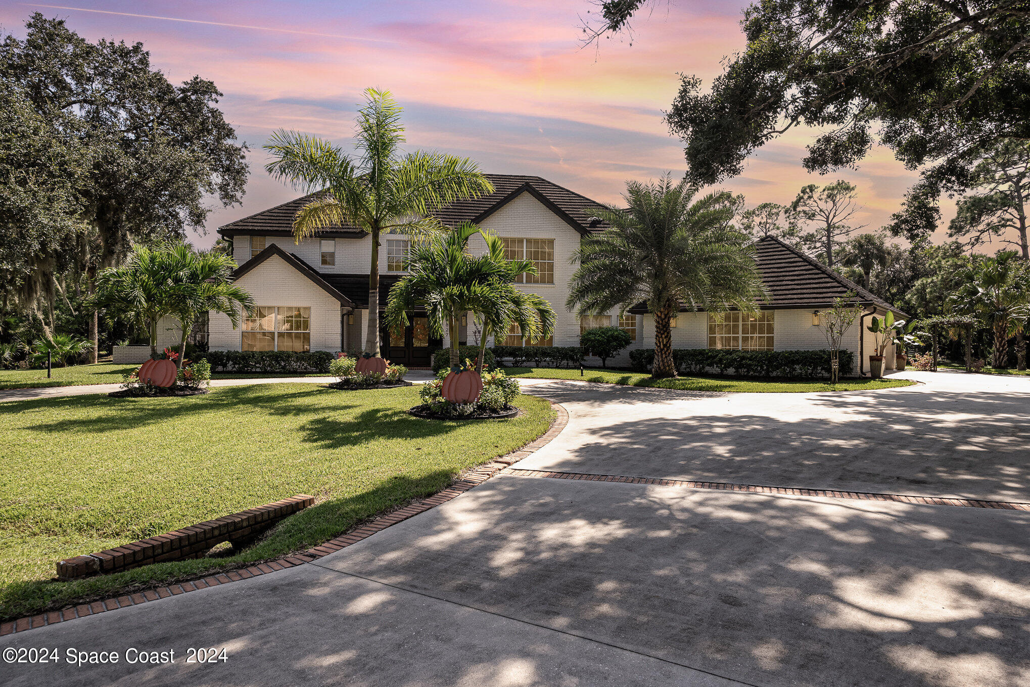 a view of a house with yard and tree s