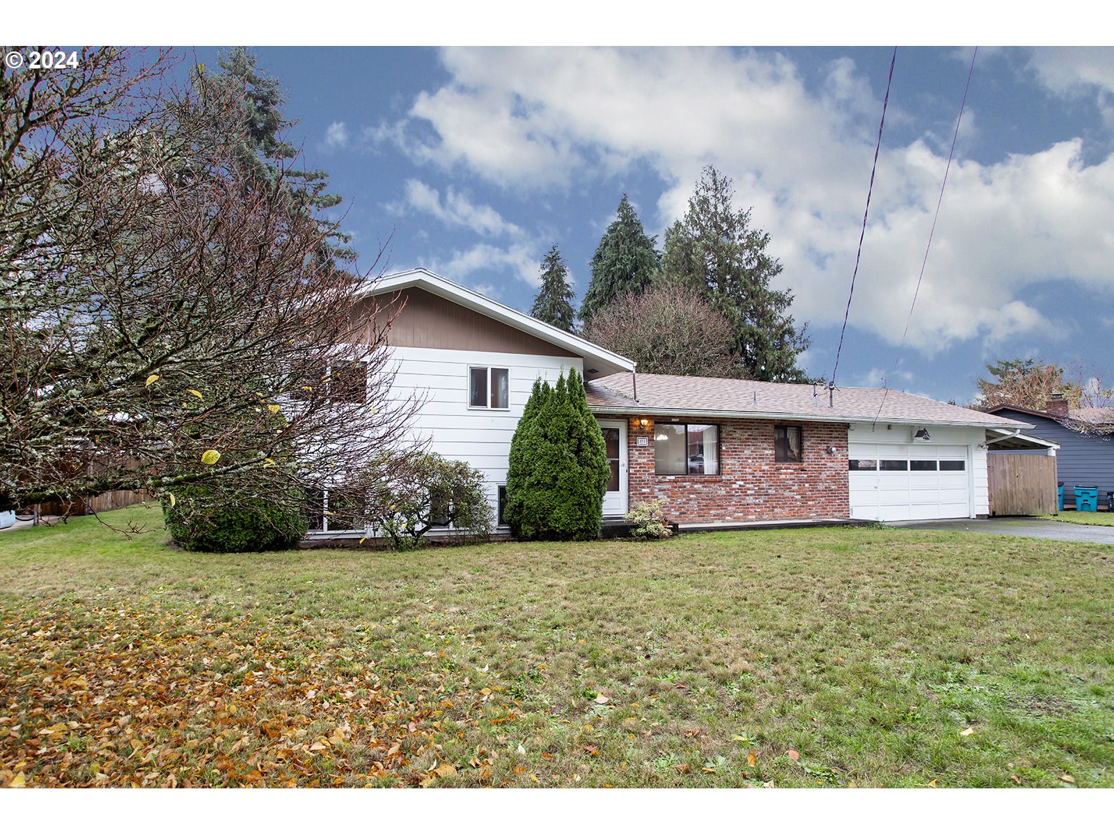 a view of a house with a yard