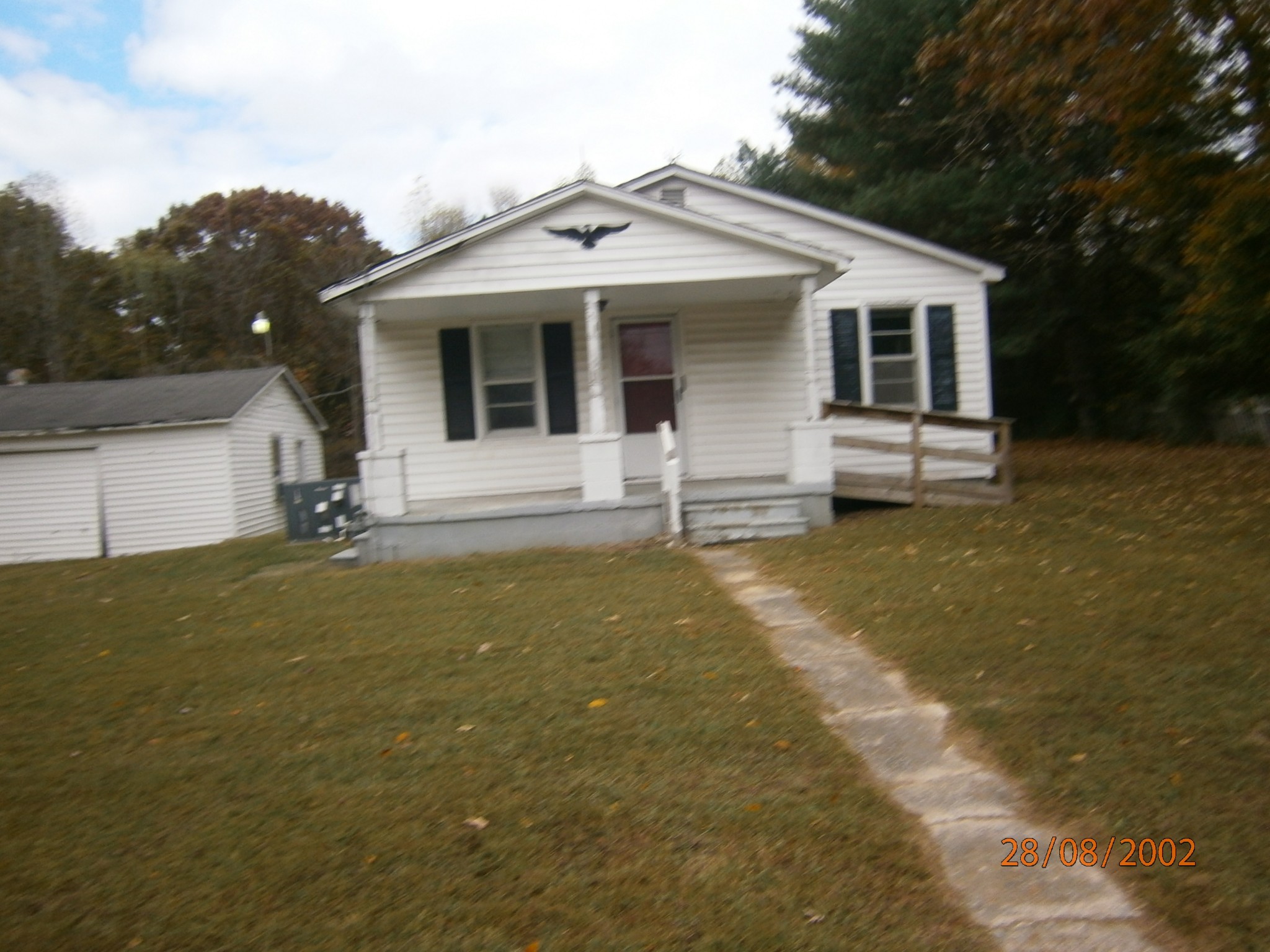 a view of a yard in front of house