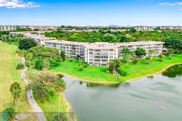 $374,900 | 3980 Oaks Clubhouse Drive, Unit 104 | Palm Aire