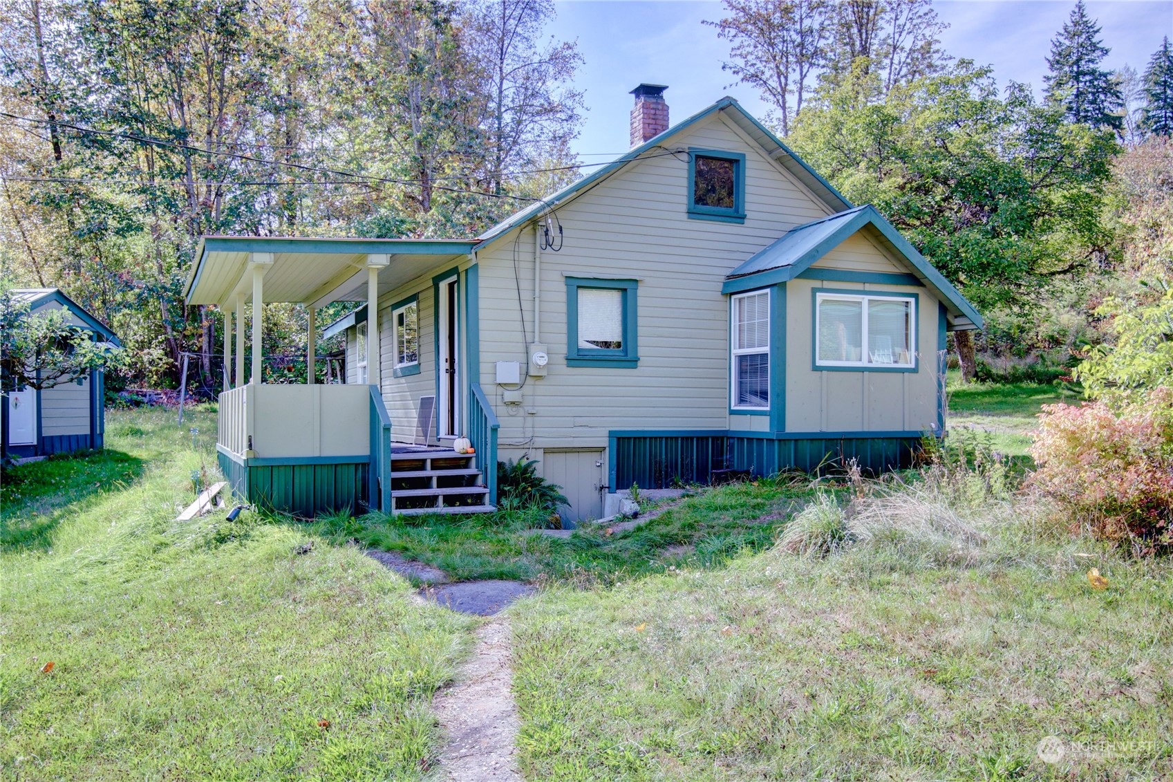 a view of a back yard of the house