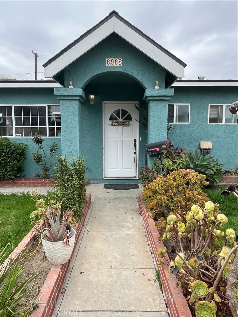 a front view of house with yard