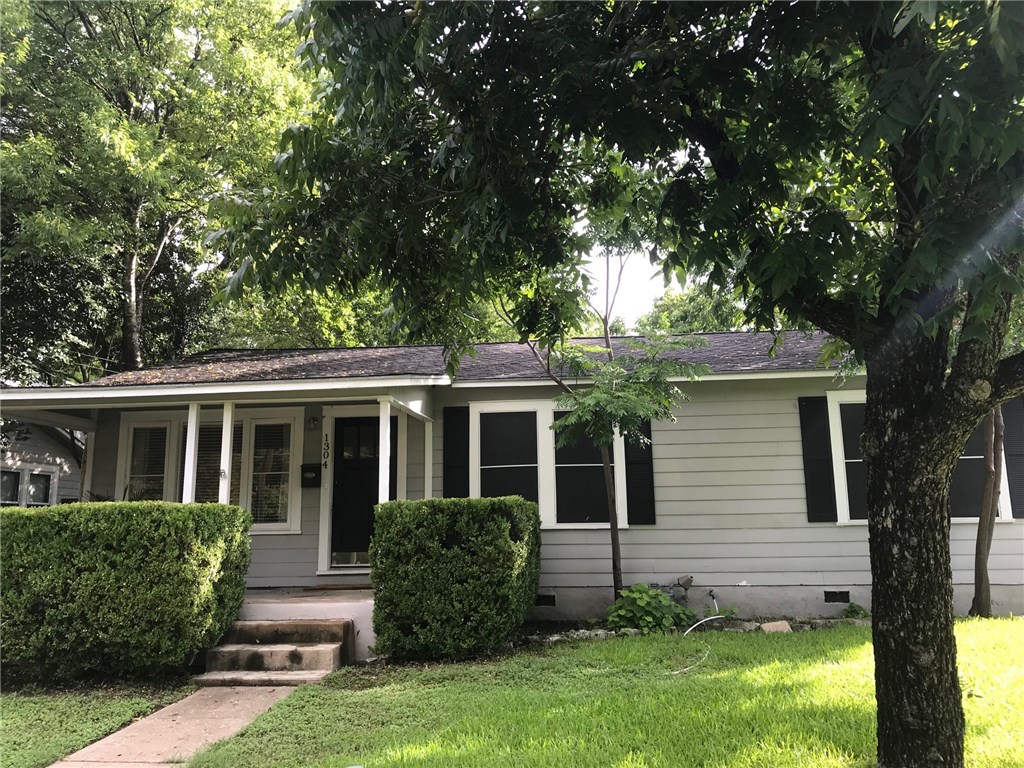 a view of house with backyard