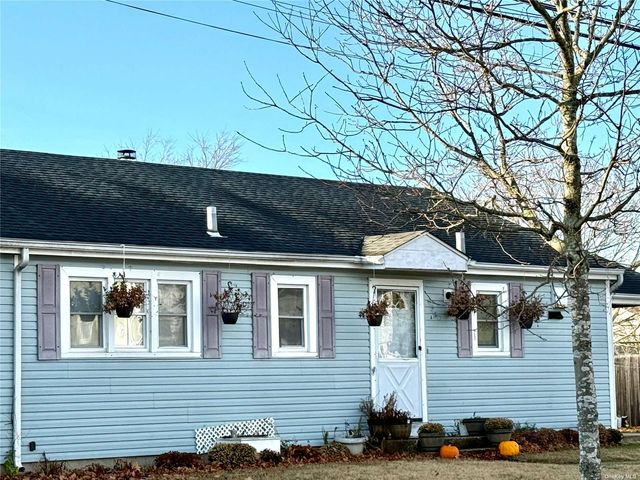 $490,000 | 653 B Hamilton Avenue | Westhampton