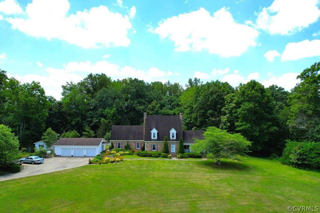 a view of a house with a yard