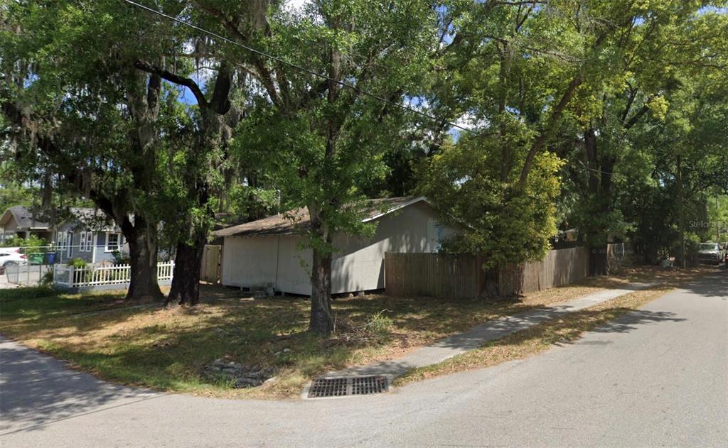 a view of a yard with a tree