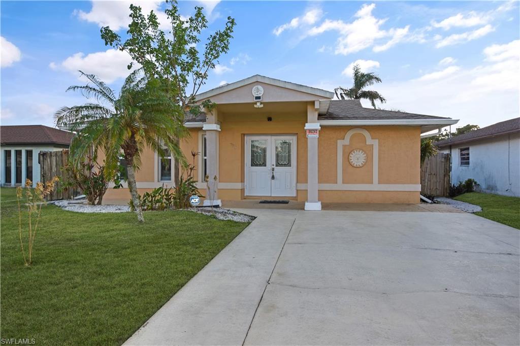 View of front of house featuring a front yard