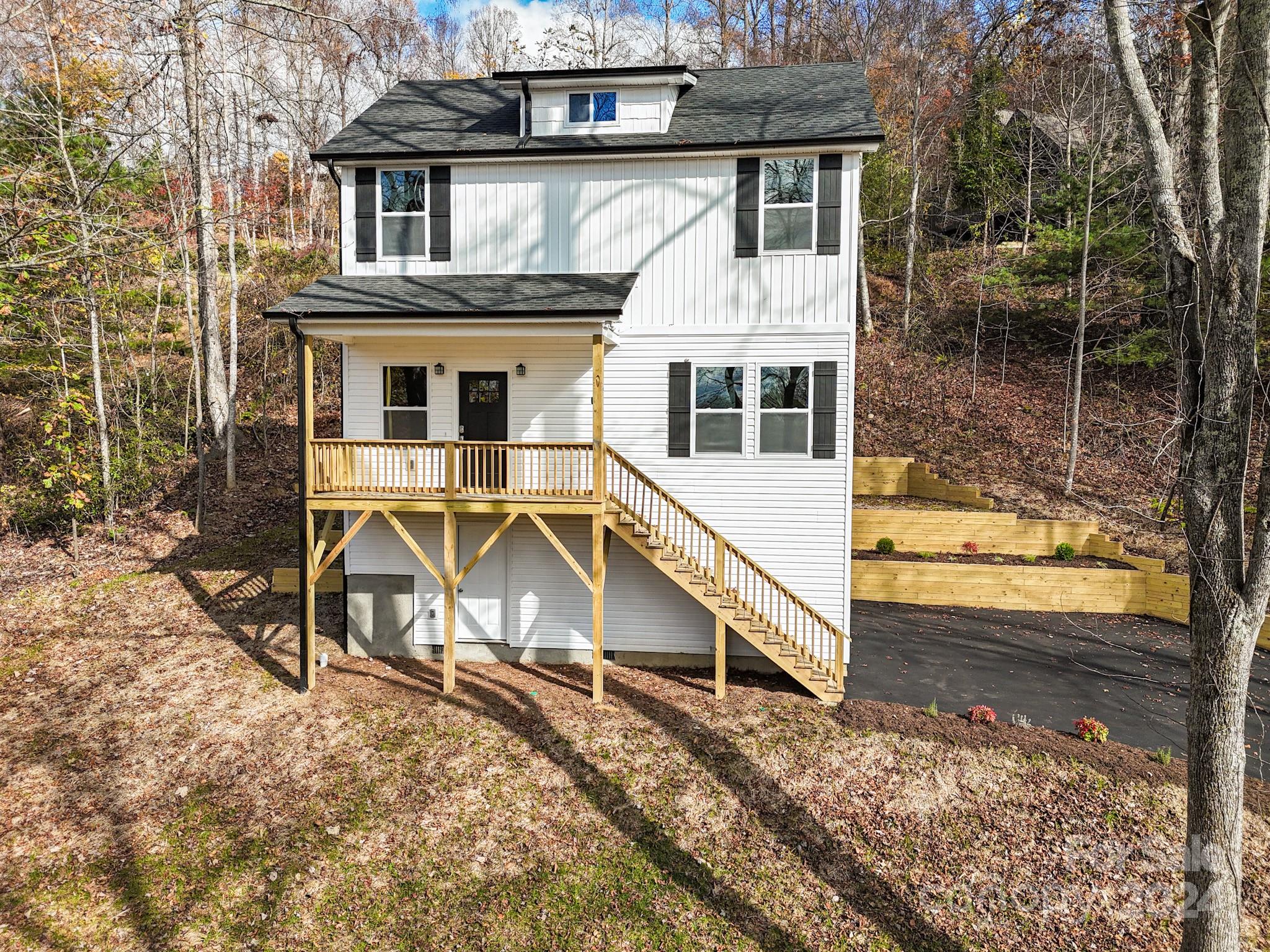 a view of a house with backyard and porch