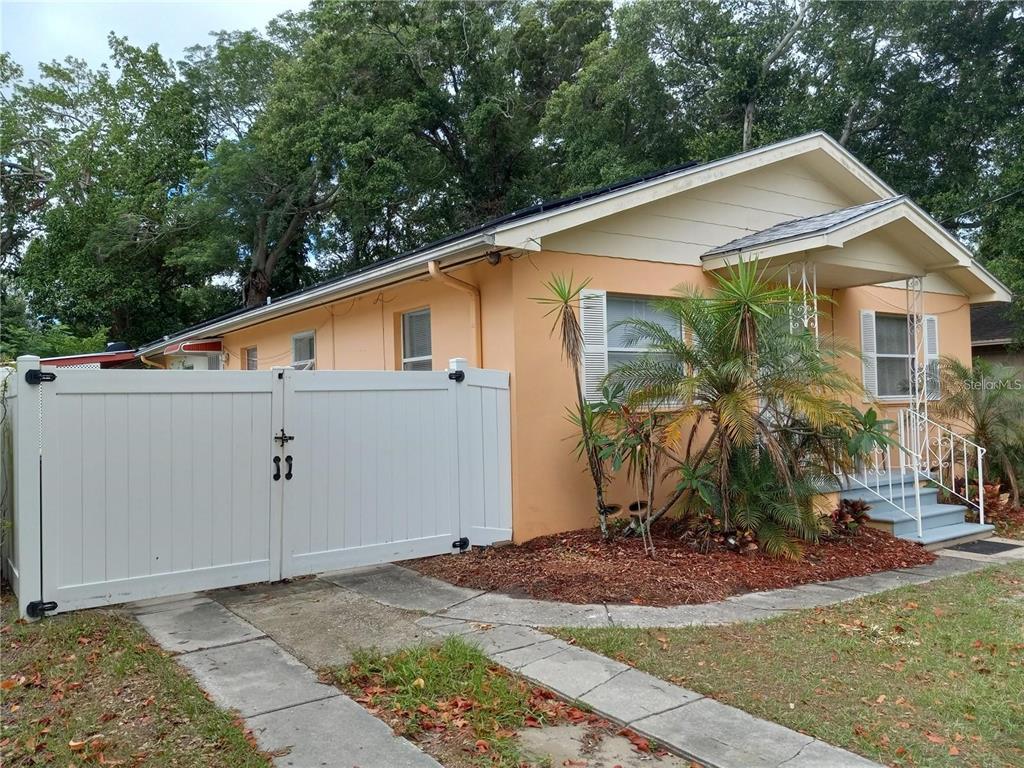 a view of a house with backyard