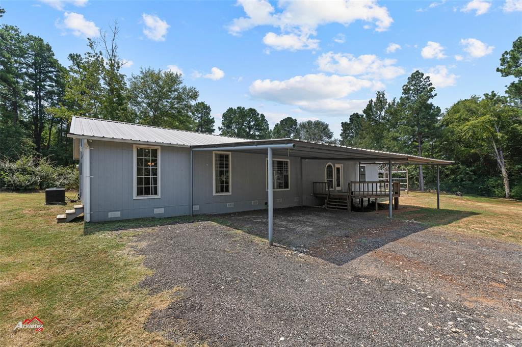 a view of a house with backyard