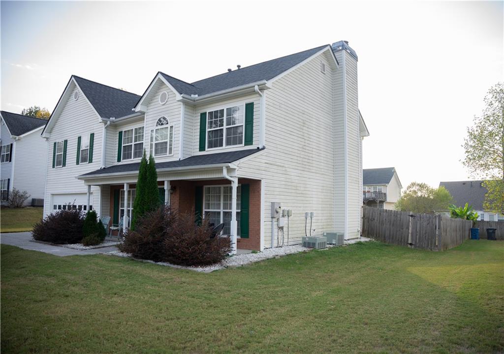 a view of a house with backyard and garden