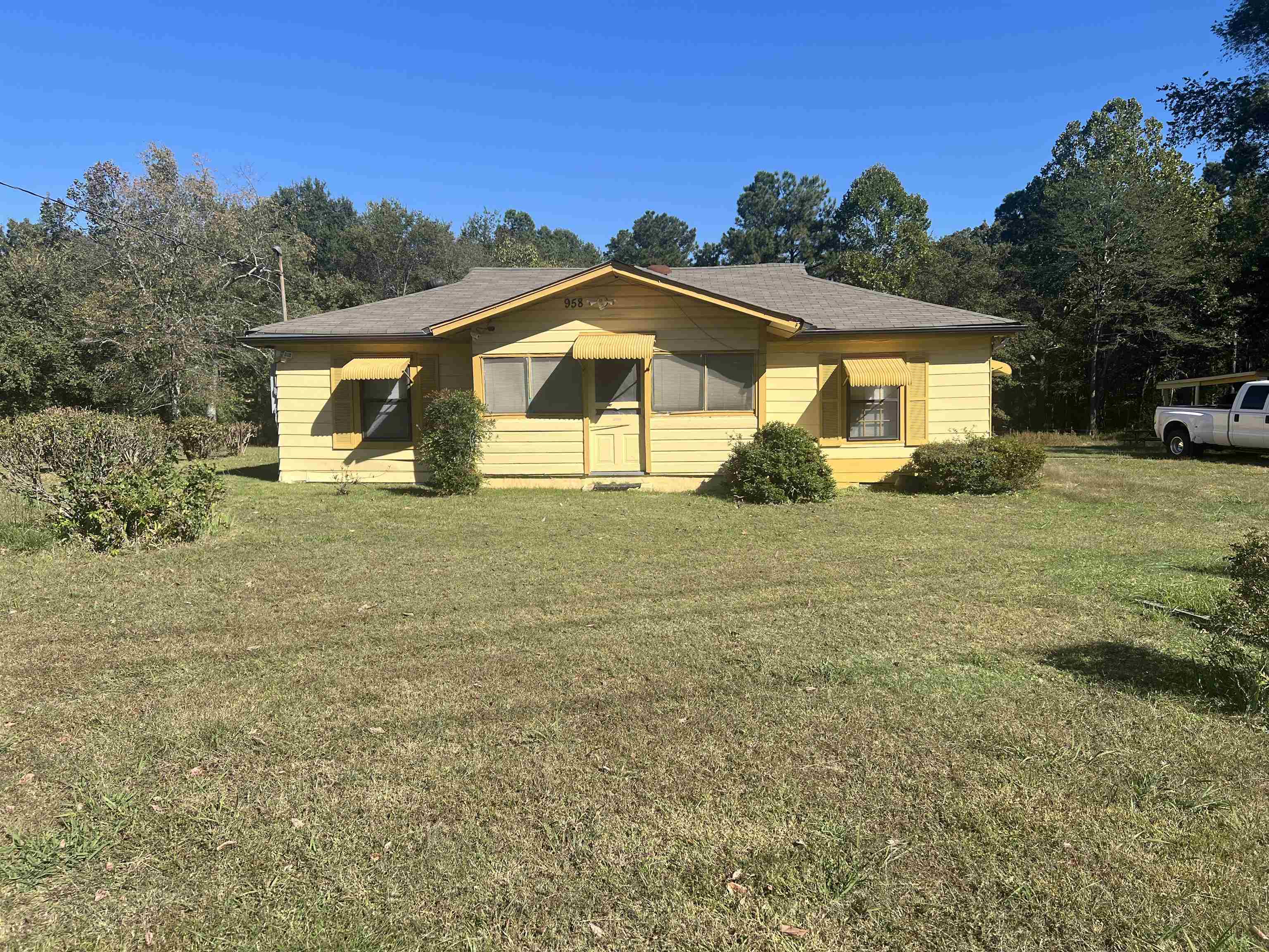 Ranch-style house with a front yard