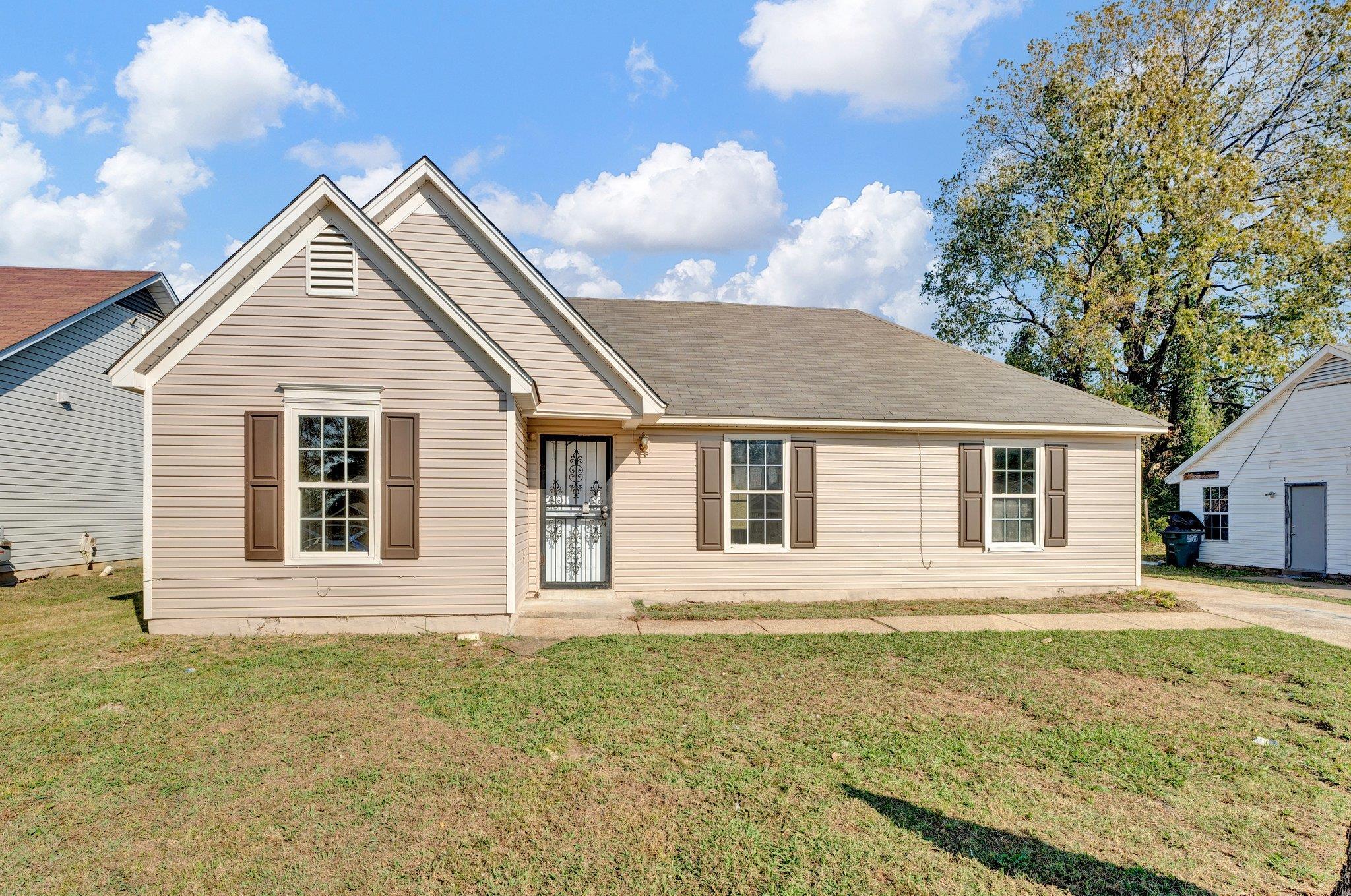 a view of a house with a yard