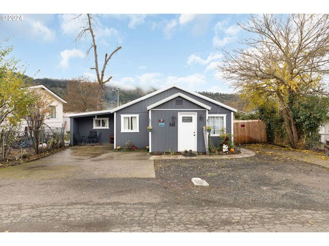 $259,900 | 2963 Northeast Hall Avenue | Roseburg