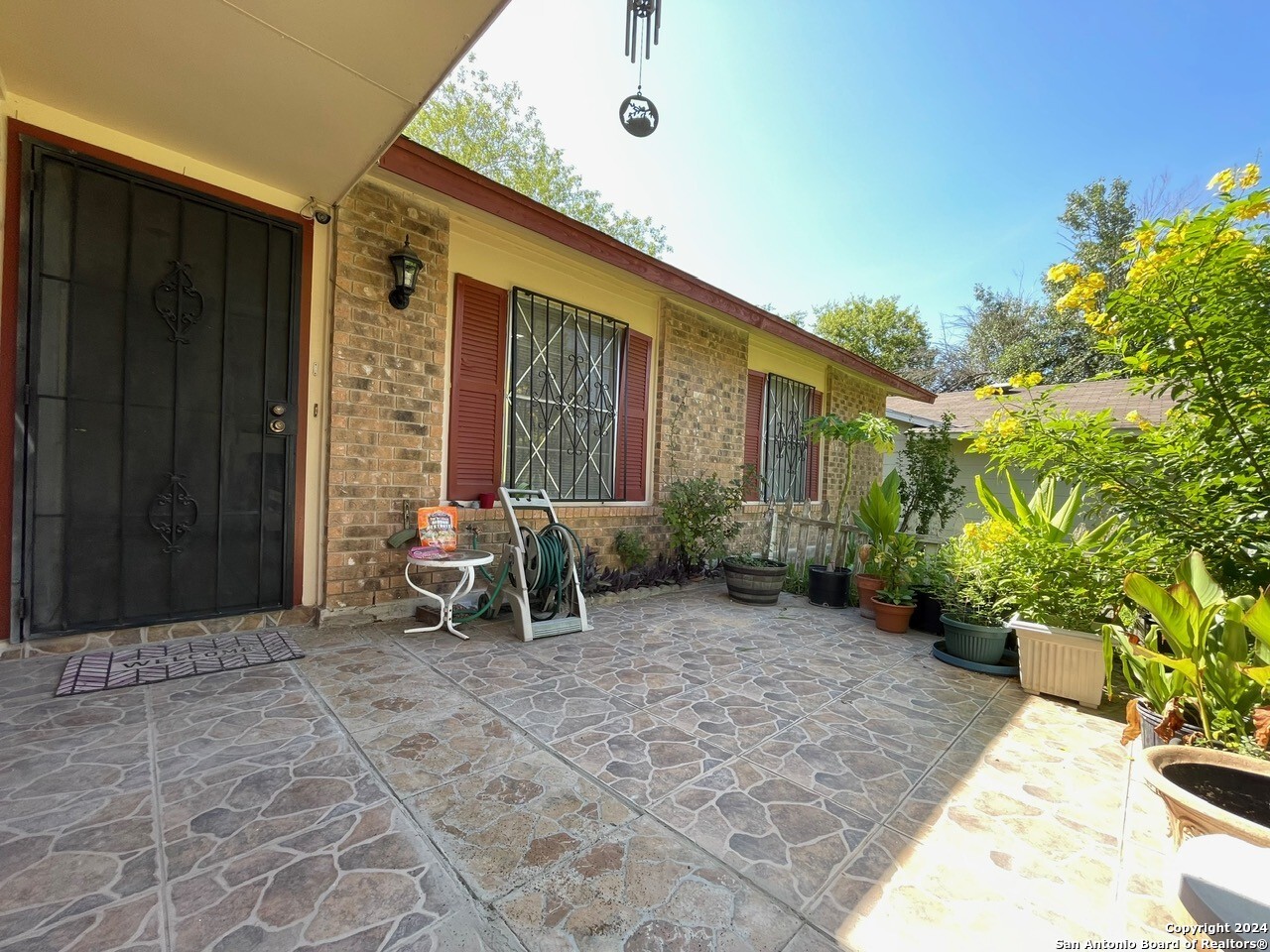 a view of a house with backyard and sitting area