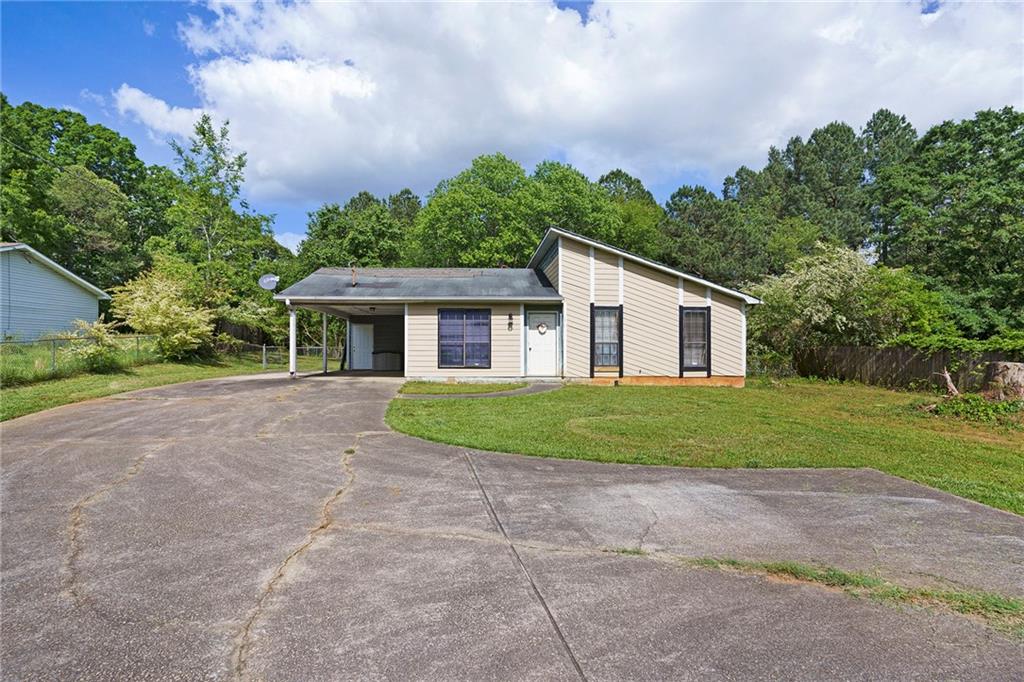 a view of a house with a yard