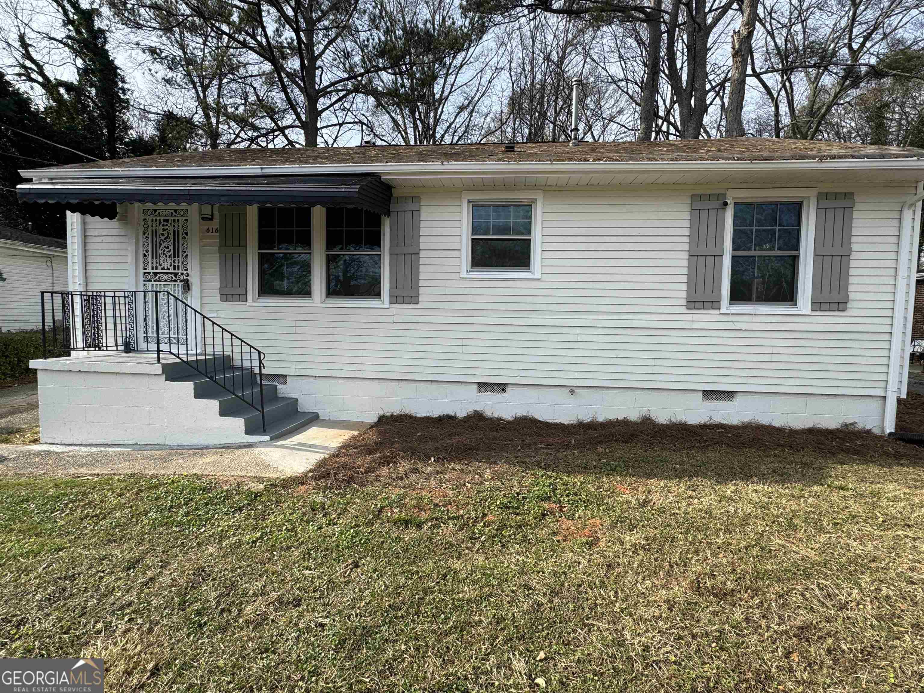 a view of a house with a yard