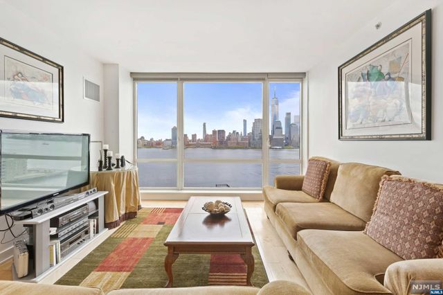 $1,200,000 | 2 2nd Street, Unit 1604 | Hudson Exchange