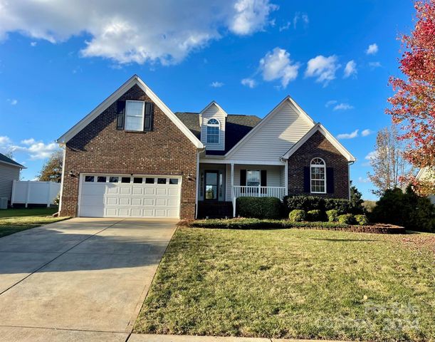 $435,000 | 1381 Plantation Hills Drive | Eastview