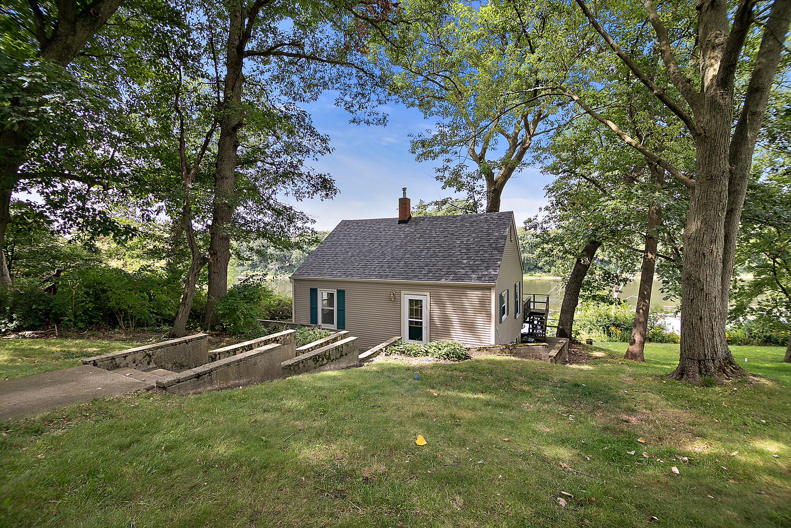 a view of a house with a yard