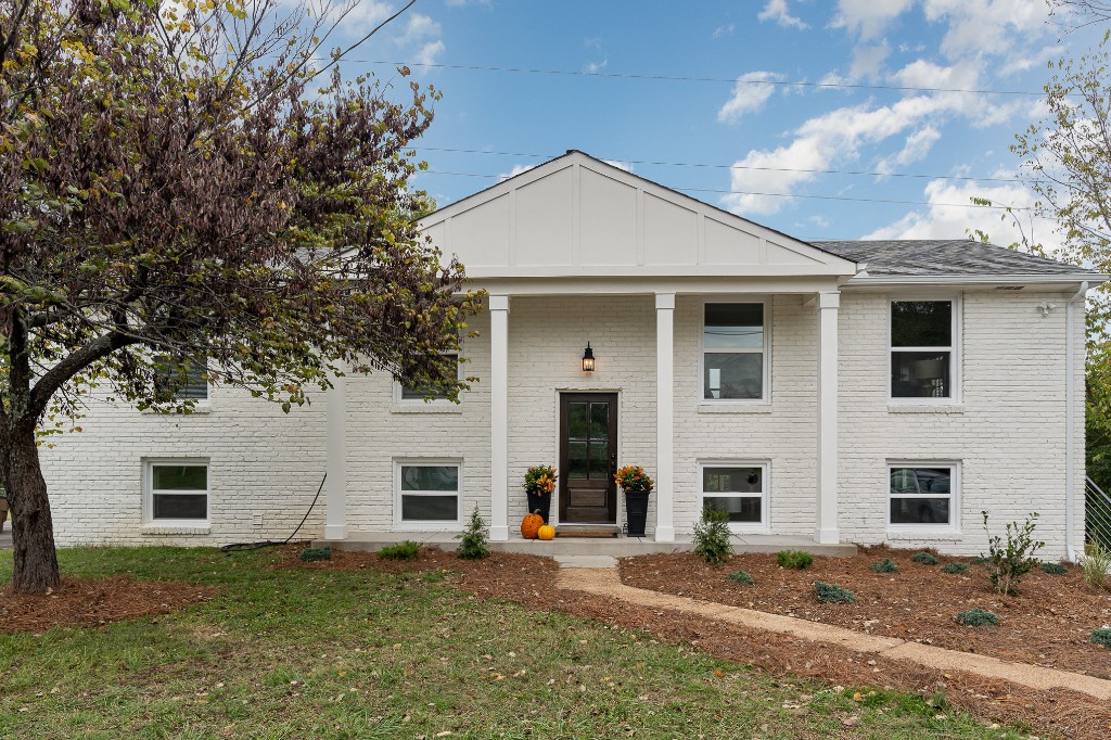 a view of a yard in front of a house