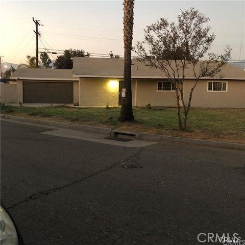 a view of a back yard of the house