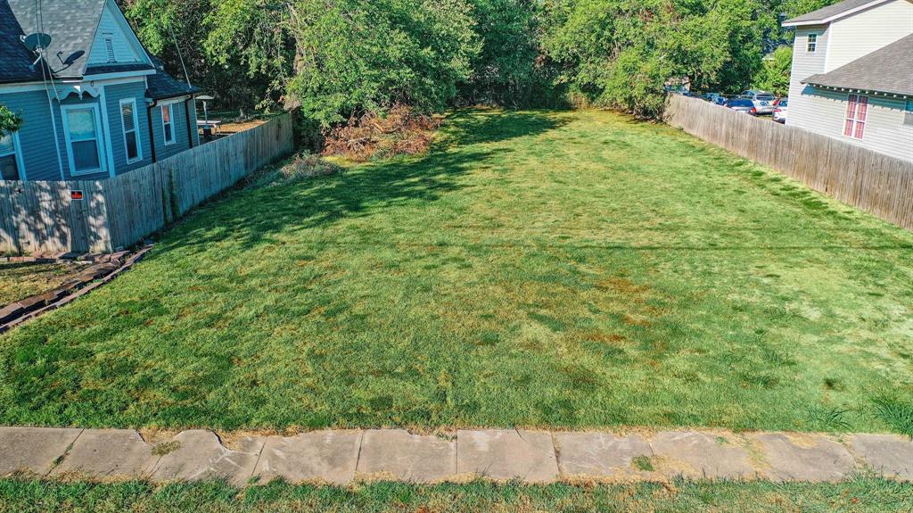 a view of a backyard with pathway