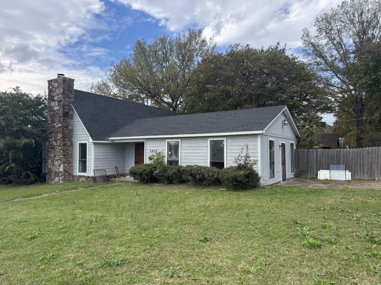 Ranch-style house featuring a front yard