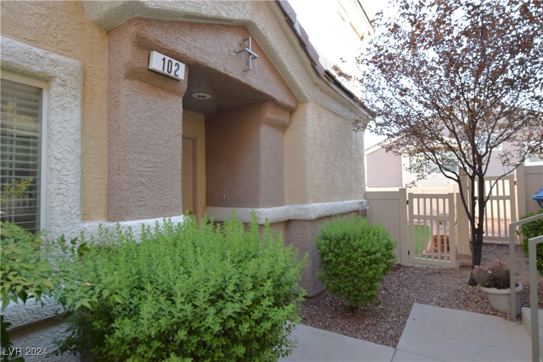 BEAUTIFUL TOWNHOME WITH GATED BACKYARD